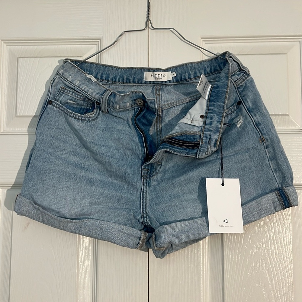 NWT Hidden LA Distressed Denim Mom Short